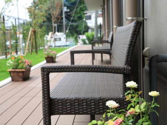 快適なテラスの椅子