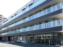 明るい外観の建物