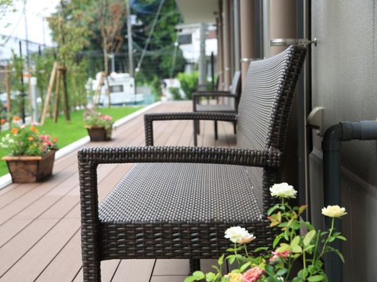 テラスのイスと花壇