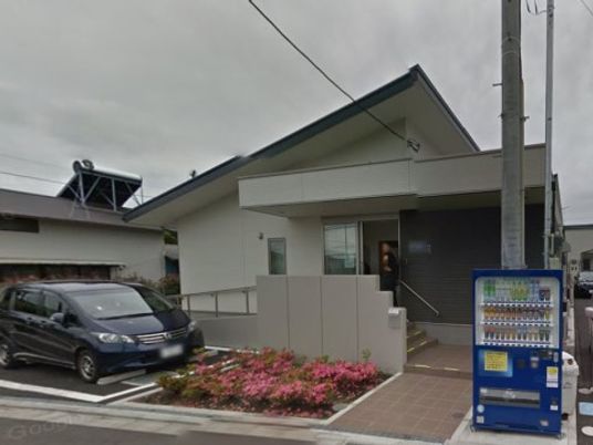 緑と白の外壁の建物