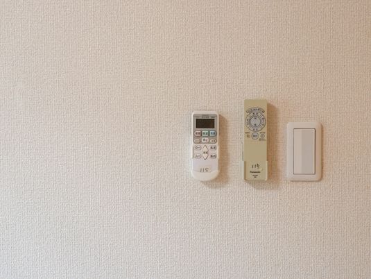 壁に取り付けられたリモコン