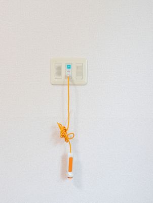 白い壁に設置されたコールボタン