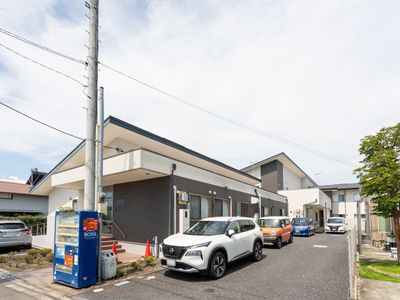 広々とした駐車スペース外観