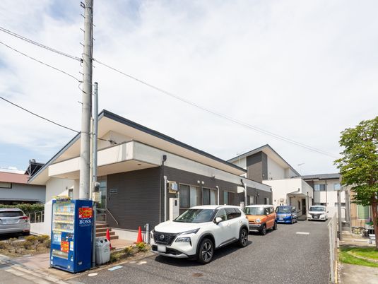 広々とした駐車スペース外観