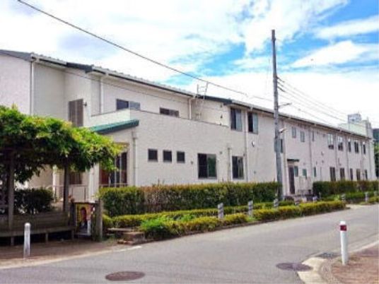 白い壁の建物と植栽