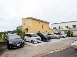 ゆったりとした駐車場の外観