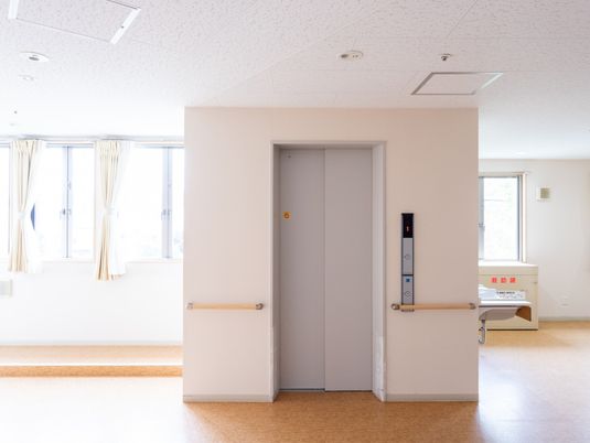 明るいエレベーターホール