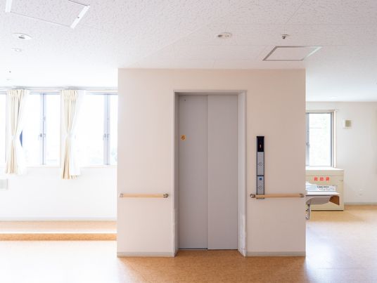明るいエレベーターホール
