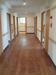 明るい施設の廊下