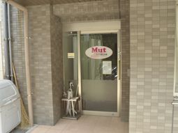 入口となる明るいエントランス