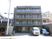 都市型の明るい建物外観