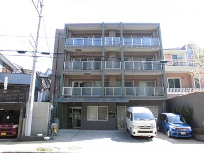 都市型の明るい建物外観