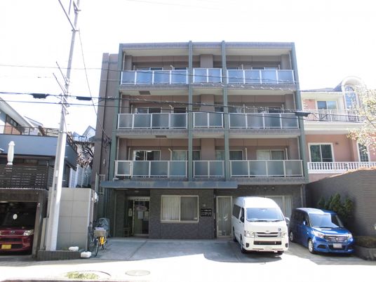 都市型の明るい建物外観