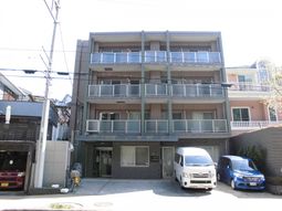 三階建ての建物外観