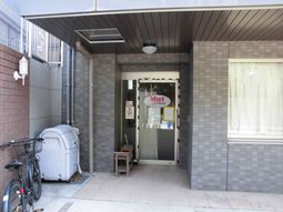 清潔なエントランス前