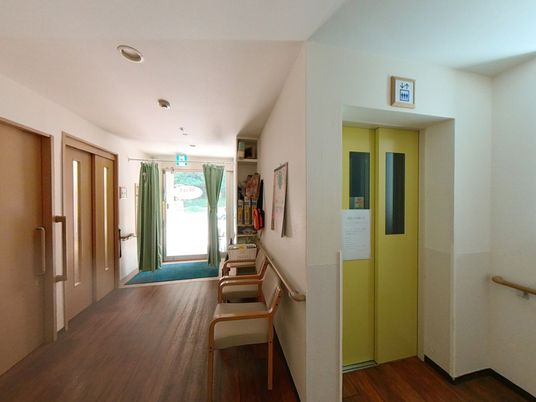 明るい廊下と部屋
