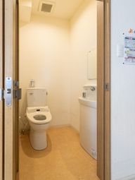 手すり付き明るいトイレ