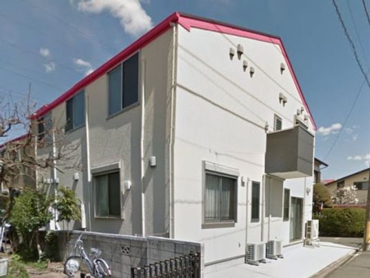 白い建物の外観