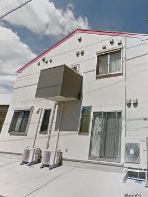 白い壁の建物の外観