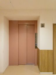 落ち着いた色のエレベーター