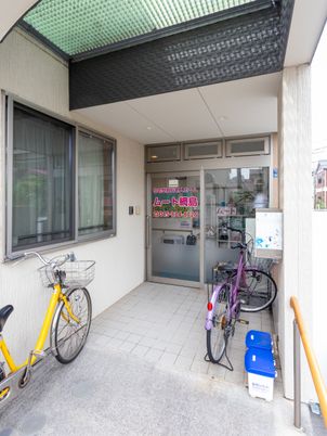 エントランスと自転車置き場