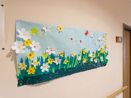 壁に飾られた手作り壁画