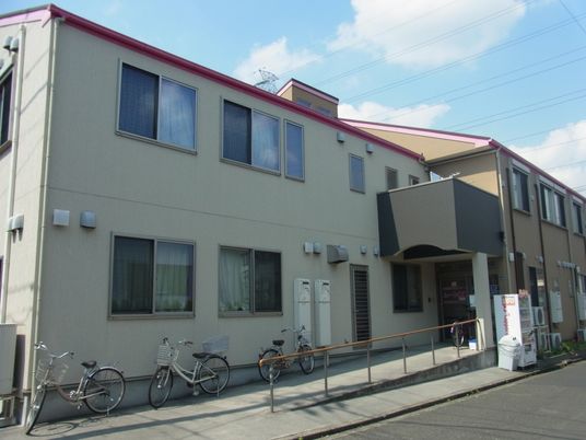 明るい外観の建物