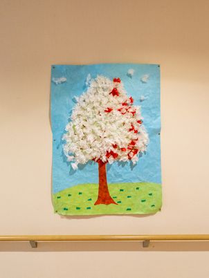壁に飾られた手作りの木の絵