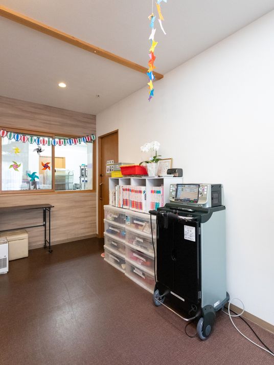 キャビネットと機器のある廊下