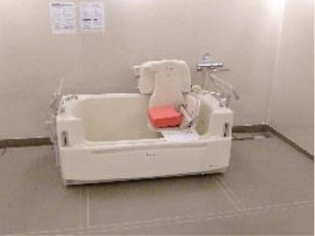 機能性を備えた浴室 介護バス 清潔感のあふれる浴室には、入浴のお手伝いをするための設備が整っています。安心して快適な時間を過ごせる環境がここにあります。