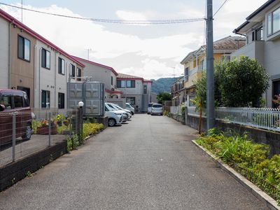 明るい外観のエントランス
