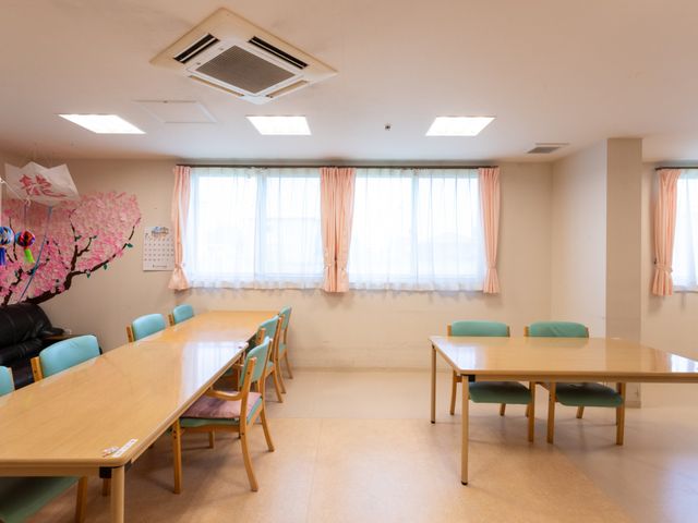 明るい広々とした空間 食堂 明るく広いスペースの食堂です。ゆったりとした時間をお過ごしいただける場所です。