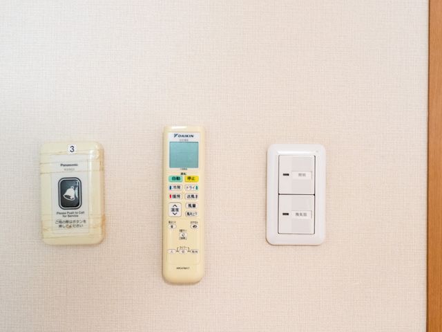 介護施設の壁に取り付けられた機器類 エアコン 快適な室温を保つための機器が備わっており、快適にお過ごしいただける環境が整っています。
