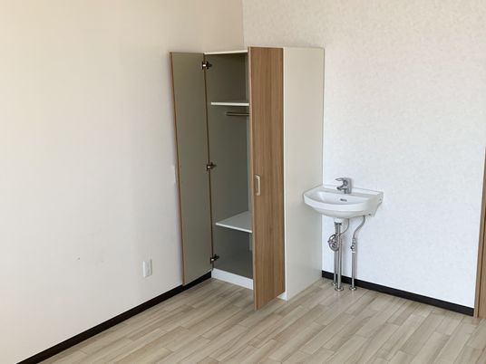 居室内洗面台とクローゼット