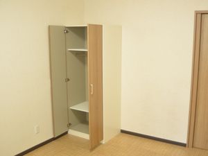 広々とした明るい洋室