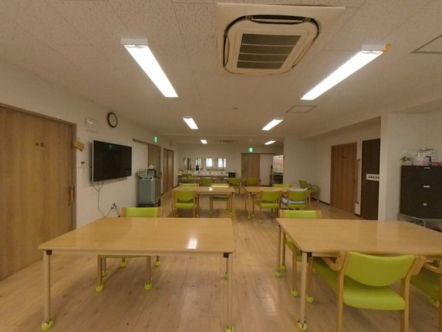 ゆったりとした食堂 食堂 明るい木目調の食堂は、ゆったりと配置されたテーブルが印象的です。壁掛けのテレビも備えられ、様々な時間を楽しめます。