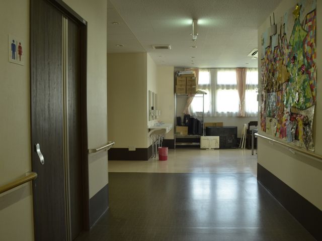 明るい共有スペース 廊下 日当たりの良い広々としたダイニングルームです。手すり沿いに歩きやすく、共有の食事や憩いの場としてご利用いただけます。