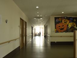 廊下の端に座る方