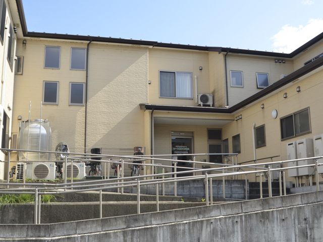 明るい外観の建物 外観 日差しが心地よい建物前です。ゆったりとした空間が迎えてくれることでしょう。