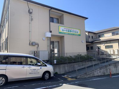 明るい日差しの施設外観