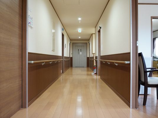 清潔感ある明るい廊下