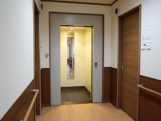 明るい廊下の出入口