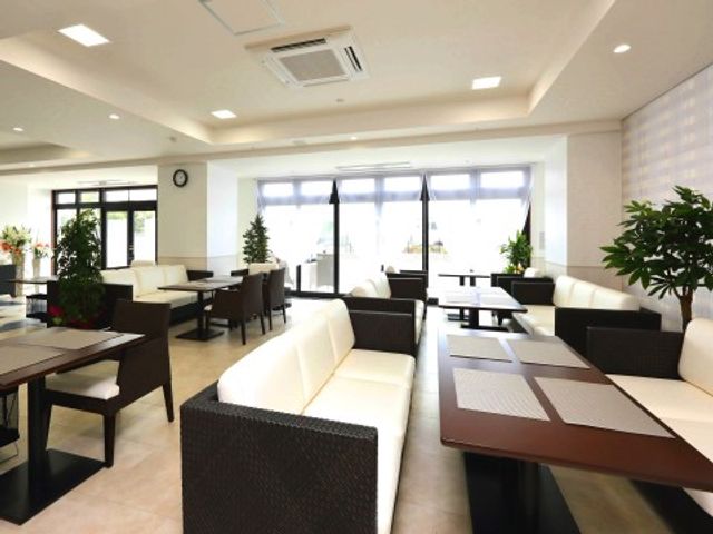 白と茶色の配色ダイニング