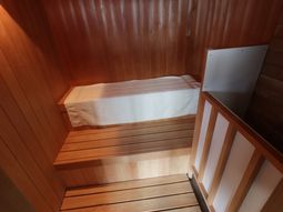 木目調の温かいサウナ