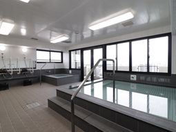 明るい浴室の設備