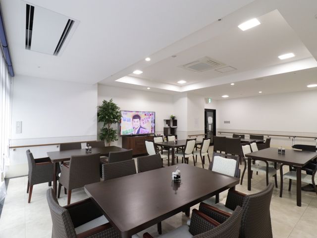 広々とした明るい食堂