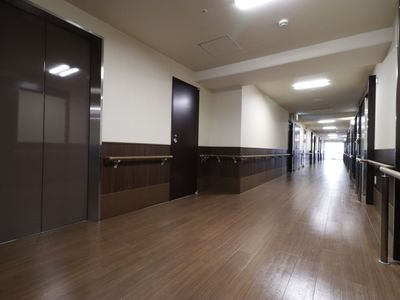 明るく広々とした廊下