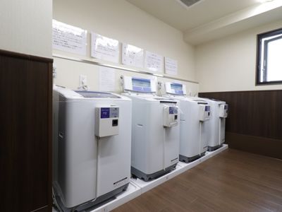 清潔な洗濯機並ぶ空間