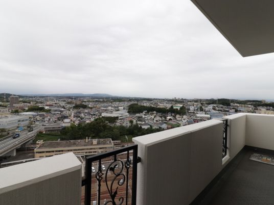 市街を望む広いバルコニー