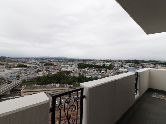 市街を望む広いバルコニー